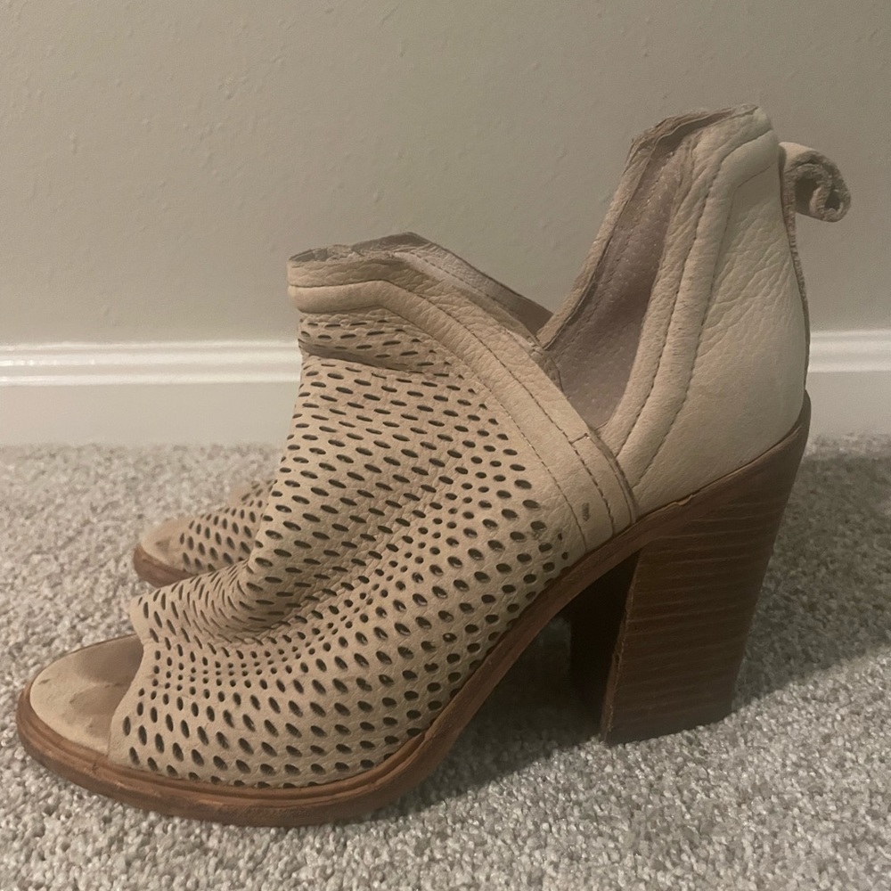 Vince Camuto boots size 6